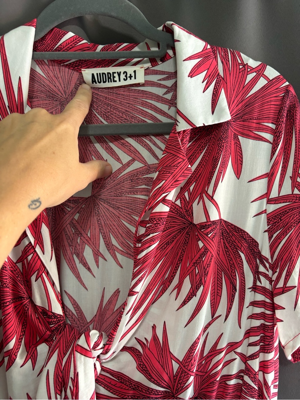 Red and White Palm-Print Collared Tie Front Jumpsuit - Picture 5 of 5